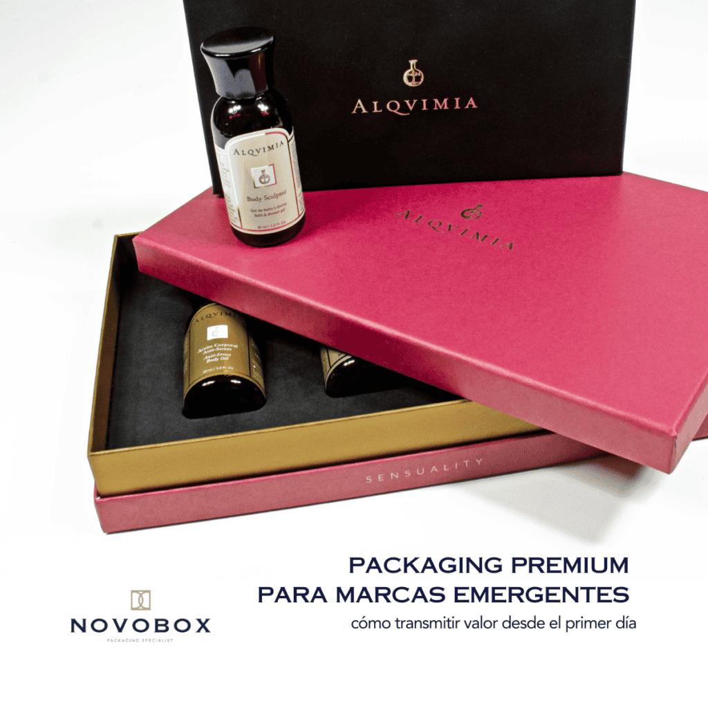 Caja de packaging premium de la marca Alqvimia diseñada por Novobox, con estuche rígido en tonos burdeos y dorado para productos de cosmética de lujo.