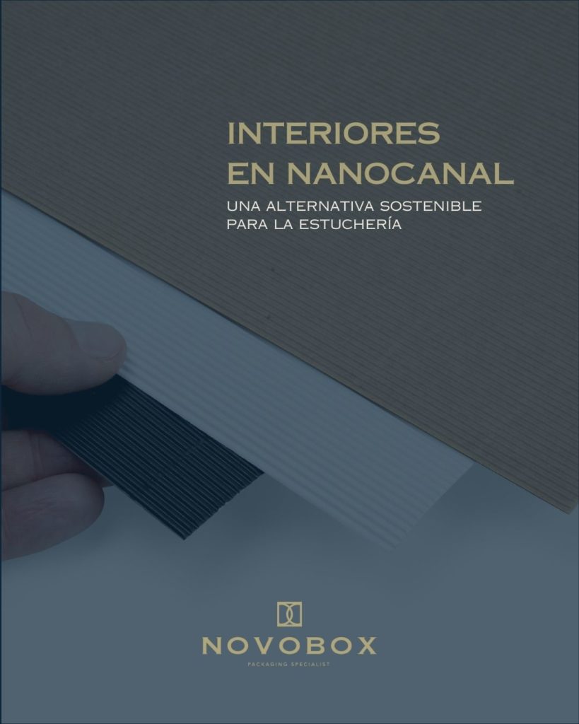 cartón nanocanal para packaging sostenido por una mano