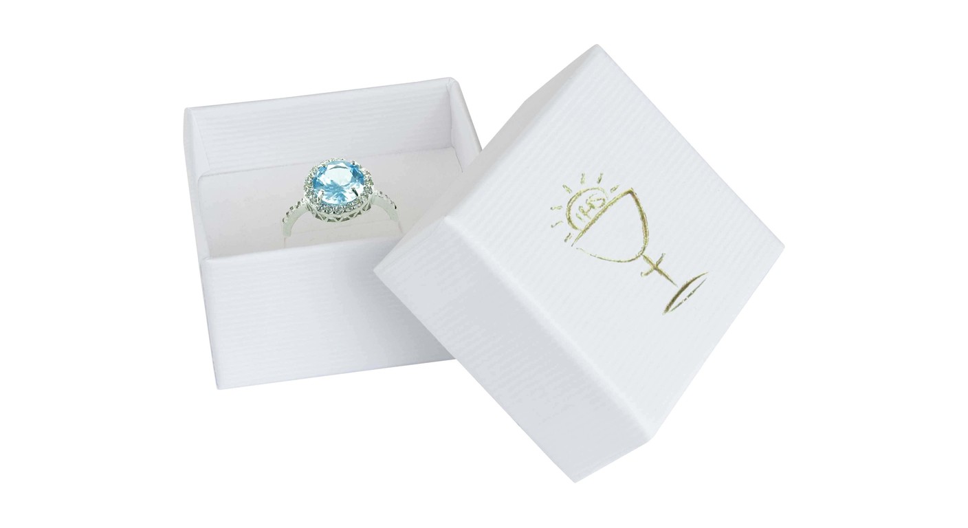 Caja de cartón forrado para anillos, abierta, con el anillo en su interior