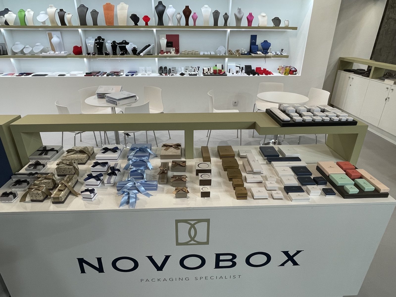Mostrador del stand de NOVOBOX en Madrid Joya con estuches y cajas para joyería