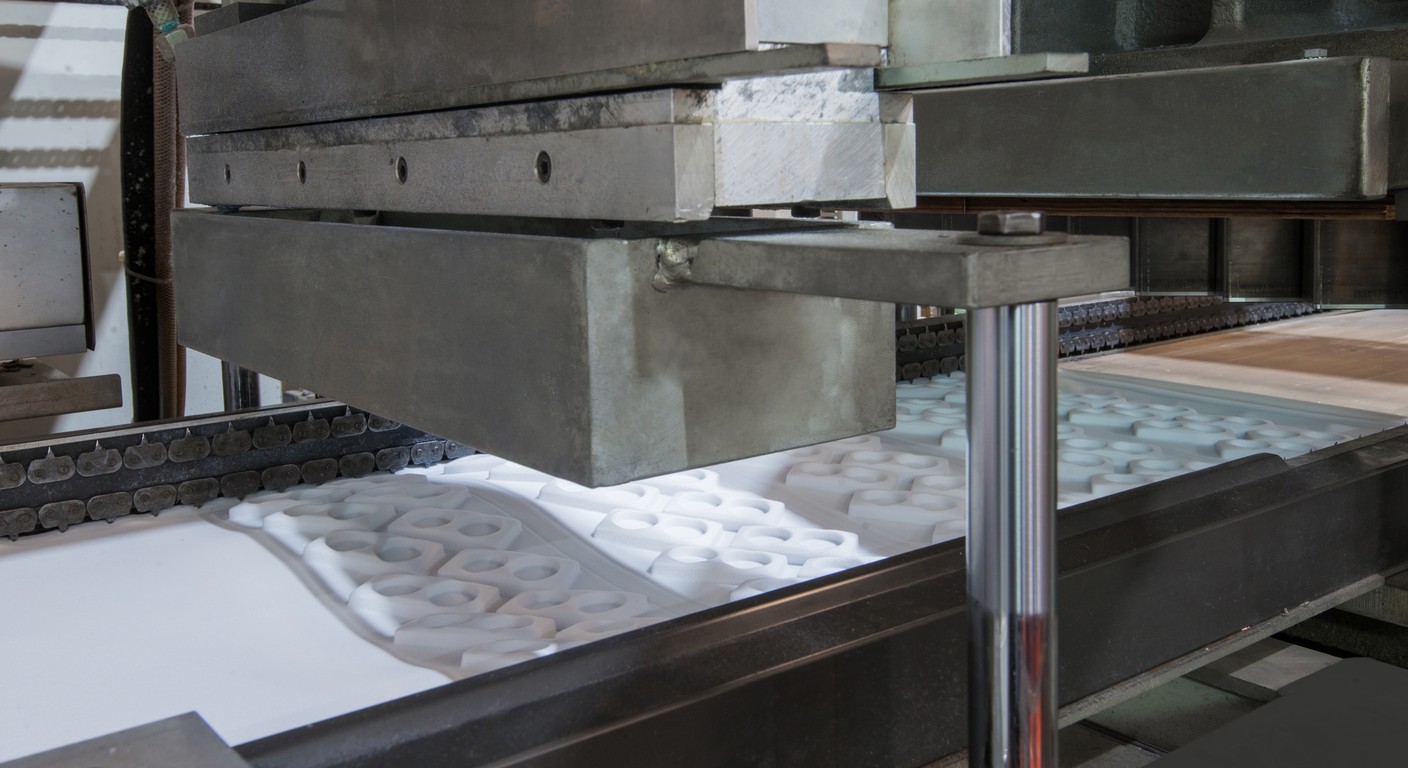 Tecnología y artesanía: troquelado de precisión en la fábrica de NOVOBOX en España