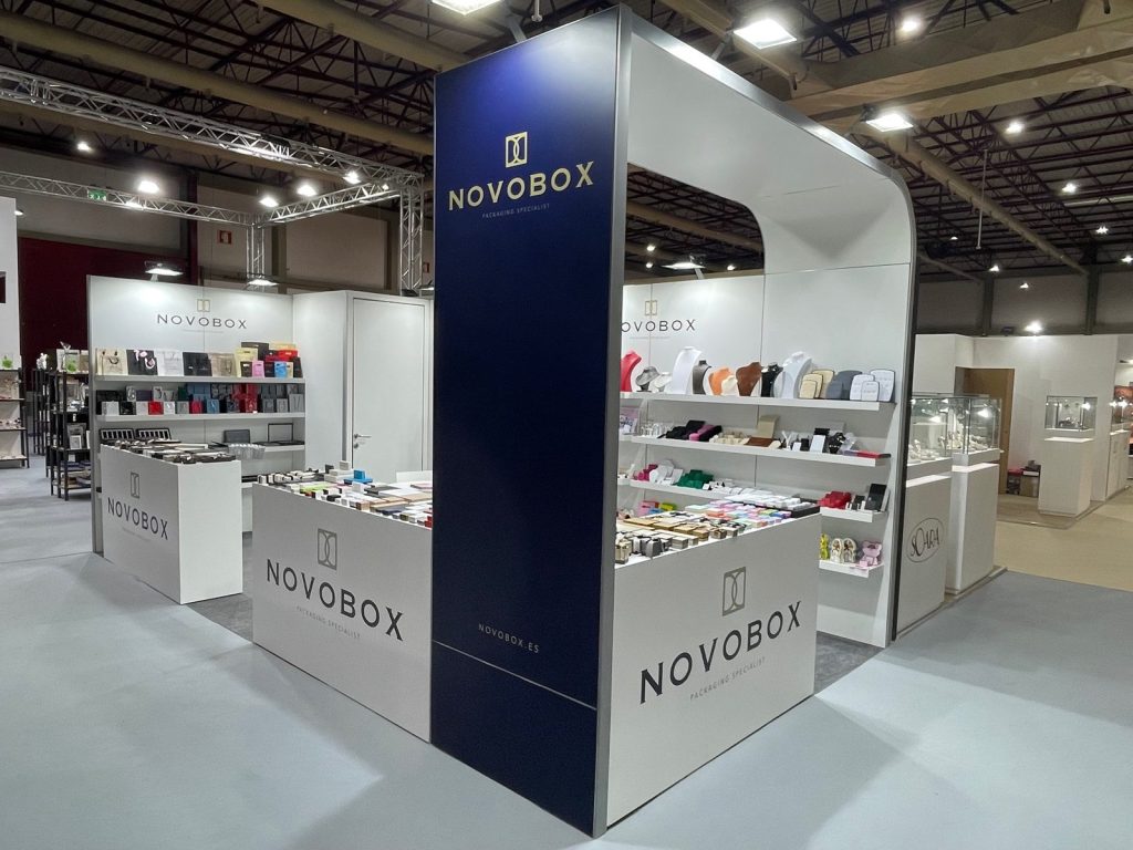 Stand de NOVOBOX en Portojóia 2026, en Exponor Oporto, con estuches y packaging para joyería