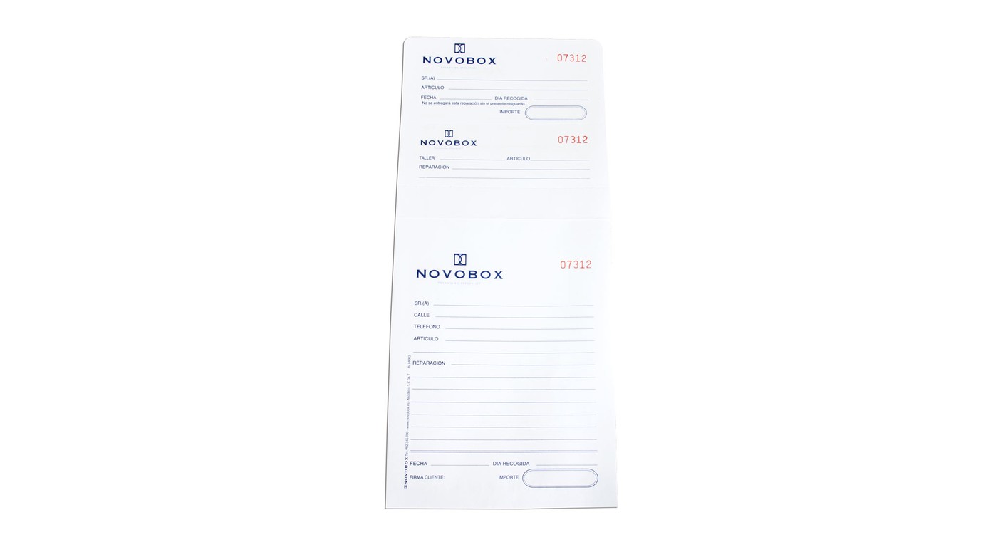 Primer plano de un sobre de compostura de NOVOBOX con su recibo recortable
